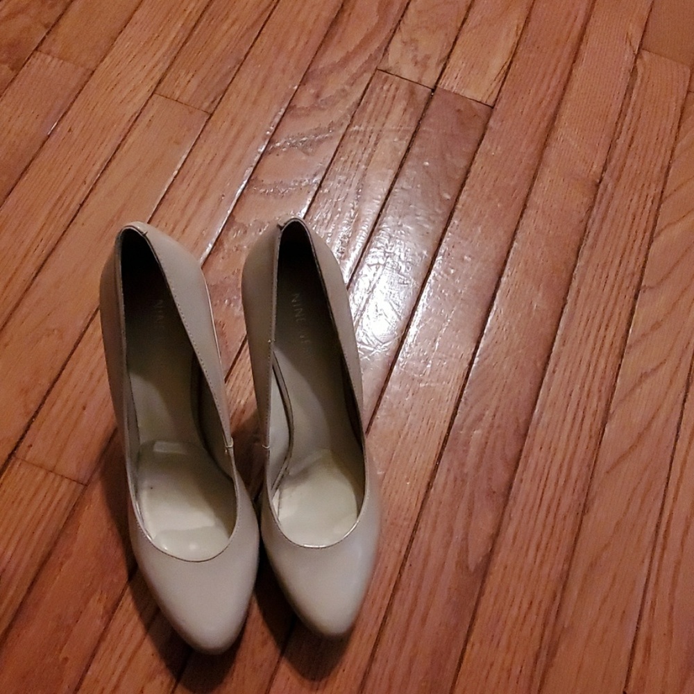 Nude pumps